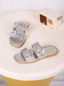 1 đôi dép xăng đan cho bé gái, kiểu dáng công chúa thắt nơ mới, thiết kế quai thun, đế mềm, thích hợp cho bé gái đi biển vào mùa hè. - Bạc - Xem 4