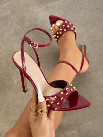 Damklackade skor, moderiktiga och eleganta för vår-/sommarfester, utomhusevenemang och banketter. Spetsig tå med nitdekor, mjukt och glansigt lackläder, justerbar fotledsrem, vinröd färg, lämplig för formella klänningar, balklänningar och bröllop.