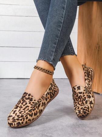 1双豹纹时尚动物图案户外休闲一脚蹬平底乐福鞋，适合所有季节