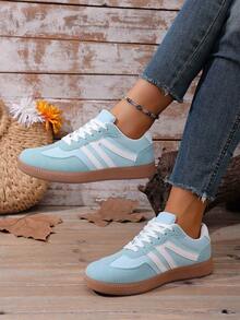 2026冬季浅蓝白条纹复古运动鞋，绒面革+皮革材质，橡胶鞋底，轻便舒适，适合日常穿着、购物、通勤、新年、情人节等场合，女士/年轻女士适用，白色鞋款，撞色运动休闲鞋，复古风格运动鞋 - 淺藍色 - 查看 2
