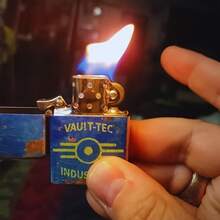 Fallout Themed Collection Lighters Set - 4 Unique Post-Apocalyptic Vintage Metal Lighters, Uses Lighter Fluid, Classic Flint Wheel And Windproof Design, Various Retro-Futuristic Designs, Perfect Gift For Men And Women, No Battery - 藍色 - 查看 11