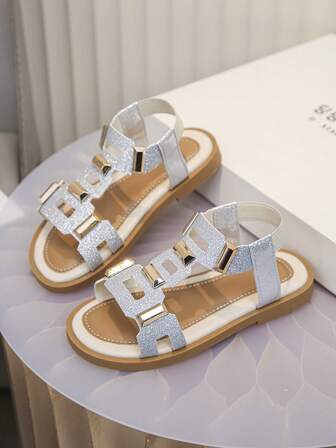 热销新款儿童凉鞋，女童银色亮面款式，金色方形装饰扣，时尚公主鞋，柔软防滑棕色鞋底，适合夏季穿着，透气凉鞋