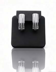 arete de aro dobles chapados en oro de 14 quilates para mujer, detalles de diamante, postes de plata 925 hipoalergénicos - Plateado - Ver 5