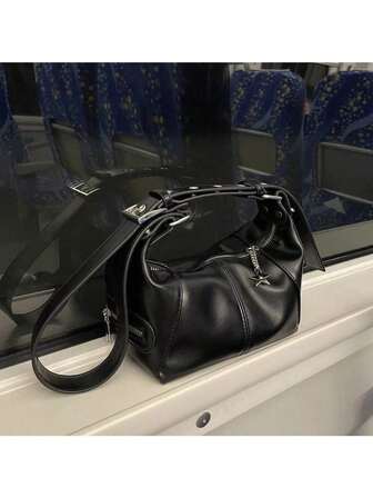 Niche Design Cool Girl One Shoulder Handbag, New Vintage Versatile Commuter Motorcycle Crossbody Bag