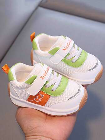 1 par vår/höst nya kardborrebandsdesign moderiktiga söta sportskor för småbarn, ventilerande mesh-ovandel, mjuk TPR-halksäker sula, skyddande tå, lämplig för 1-4 år gamla pojkar och flickor inomhus-/utomhuskläder, geometriska mönsterdekorationer och mesh-lapptäcke, krypskor för vardagsbruk