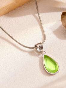 Colar com pingente em aço inoxidável dourado em formato de gota d'água, ideal para uso diário ou como presente.