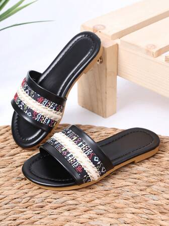 1 Pair Of Girls' Slippers, Adorned With Woven Straps, Made Of Imitation Leather, Conforming To The Shape Of The Foot, Featuring Open-Toe Low-Top Design, Strapless Design, Flat Heel Design, Fashionable Bohemian Style Slippers, Suitable For Outdoor Play And Short Trips In Summer