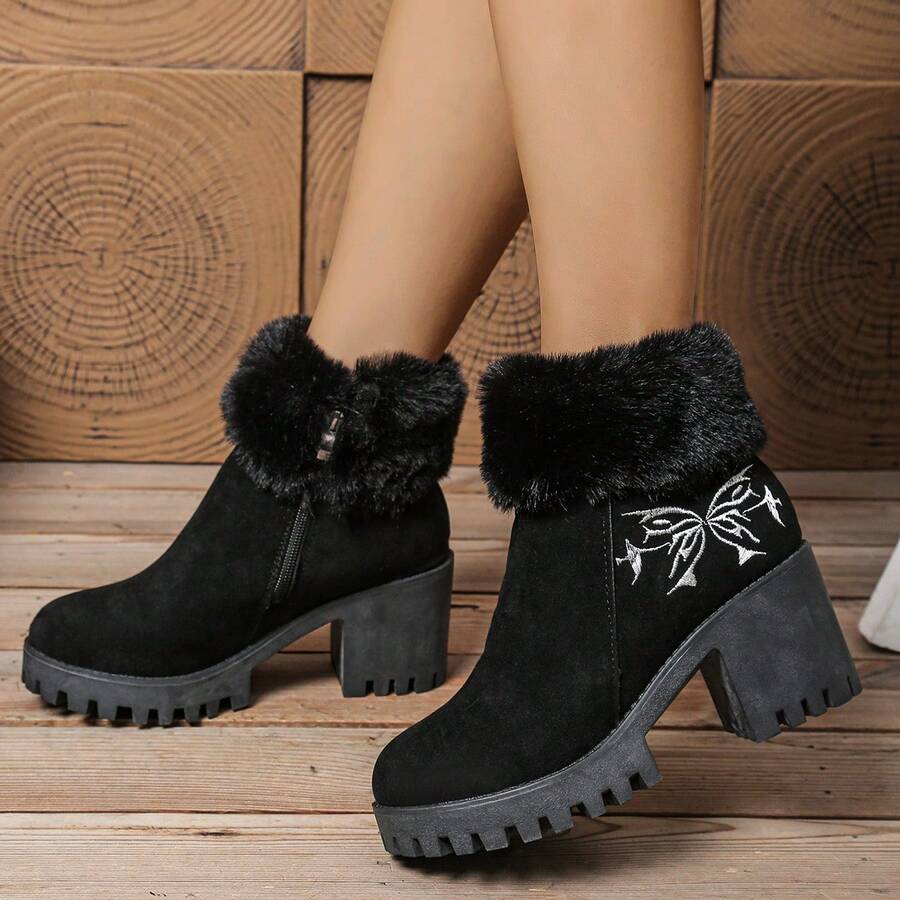 Botas de cano curto femininas com gola de pelúcia, botas quentinhas da moda, botas de cano curto com sola grossa, botas de inverno com salto grosso, zíper lateral e bordado. - Preto - Ver 1