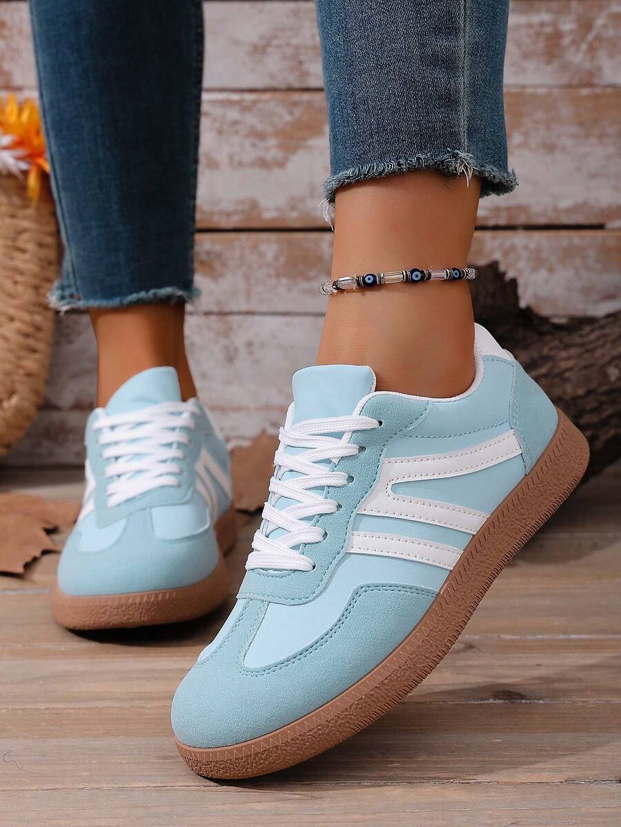 2026冬季浅蓝白条纹复古运动鞋,绒面革+皮革材质,橡胶鞋底,轻便舒适,适合日常穿着、购物、通勤、新年、情人节等场合,女士/年轻女士适用,白色鞋款,撞色运动休闲鞋,复古风格运动鞋 - 淺藍色 - 查看 1