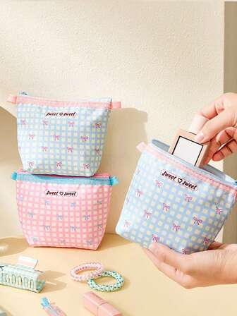 1个粉色收纳包，包含化妆包、卫生巾收纳袋、小杂物袋和钥匙包。它包含一个大容量化妆包、一个口红袋和一个旅行洗漱包，方便收纳化妆品和旅行洗漱用品。它是理想的礼物，也是收纳指甲油的绝佳选择。这款化妆包套装用途广泛，可用于梳妆台、办公桌和其他各种场合。送给女性的礼物，圣诞礼物，女性送礼佳品。