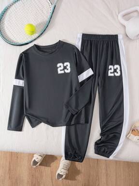 男童休闲运动套装，包含一件印花长袖T恤和一条带口袋的运动裤，适合上学、日常穿着以及运动热身训练。