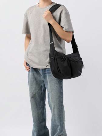 1个男士尼龙斜挎包/单肩包，尼龙材质，配有可调节肩带，防刮耐磨，可装护照、现金、身份证、信用卡等，轻便易携，适合通勤/送给丈夫的礼物