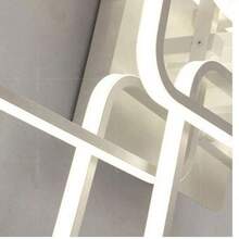 مصباح سقف أنيق وعصري وبسيط للغرفة المعيشية وغرفة النوم. إضاءة سقف LED مربعة مبتكرة وشخصية للغرفة المعيشية