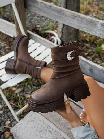 Botas de tobillo de moda con diseño de hebilla de cristal, cremallera lateral y suela gruesa, nueva llegada otoño/invierno 2025, forro térmico cálido, tacón apilado plisado retro, botas de montar Maillard, botas de estilo británico