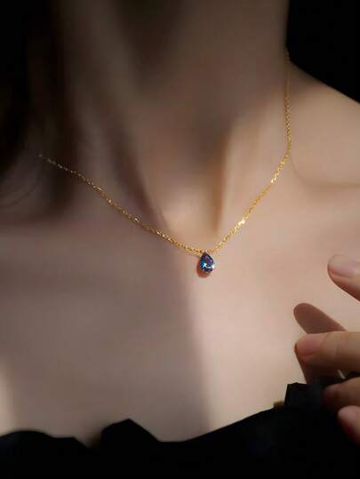 ELSEDES 1 st. trendigt och elegant halsband med hänge i S925 silver med infällda kungliga blå droppformade ädelstenar, minimalistisk och delikat design för att framhäva romantisk eleganthet, lämplig för vardags- och festkläder