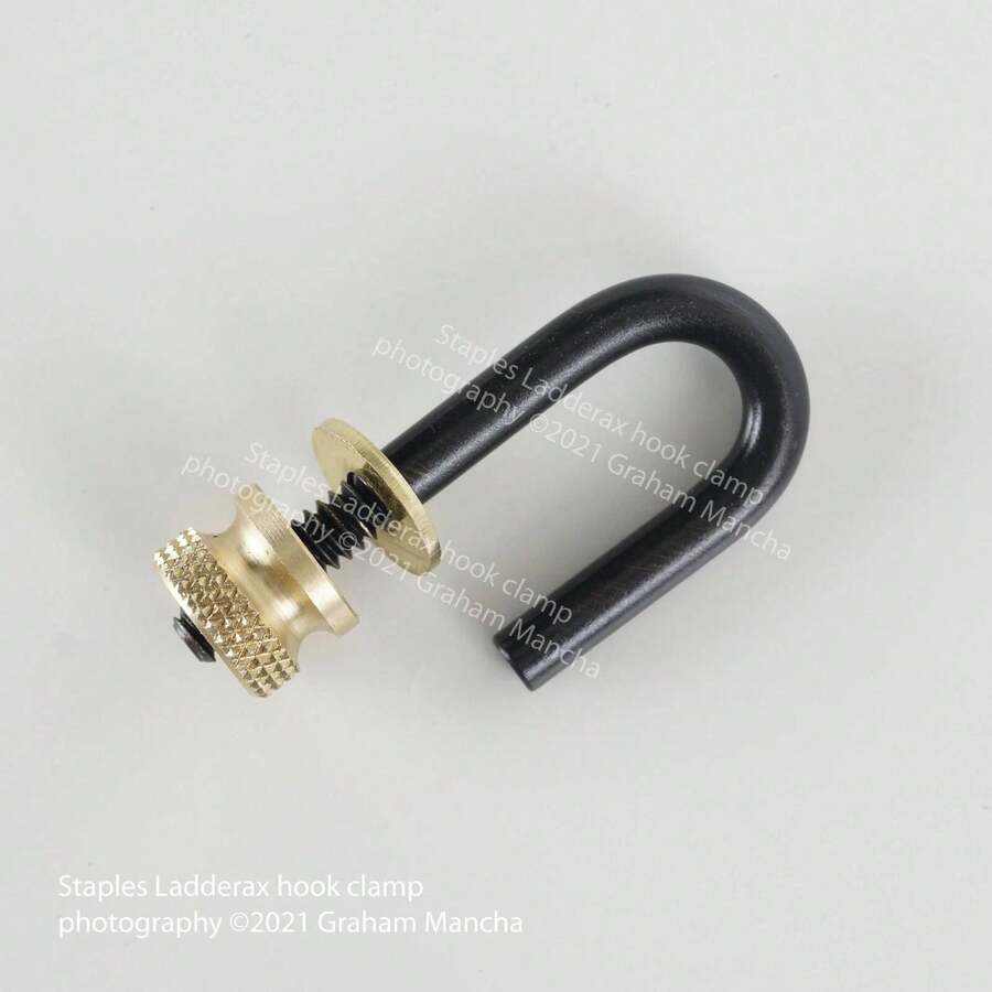 Staples Ladderax Anti-Tip Hook Clamp - 彩色 - 查看 1