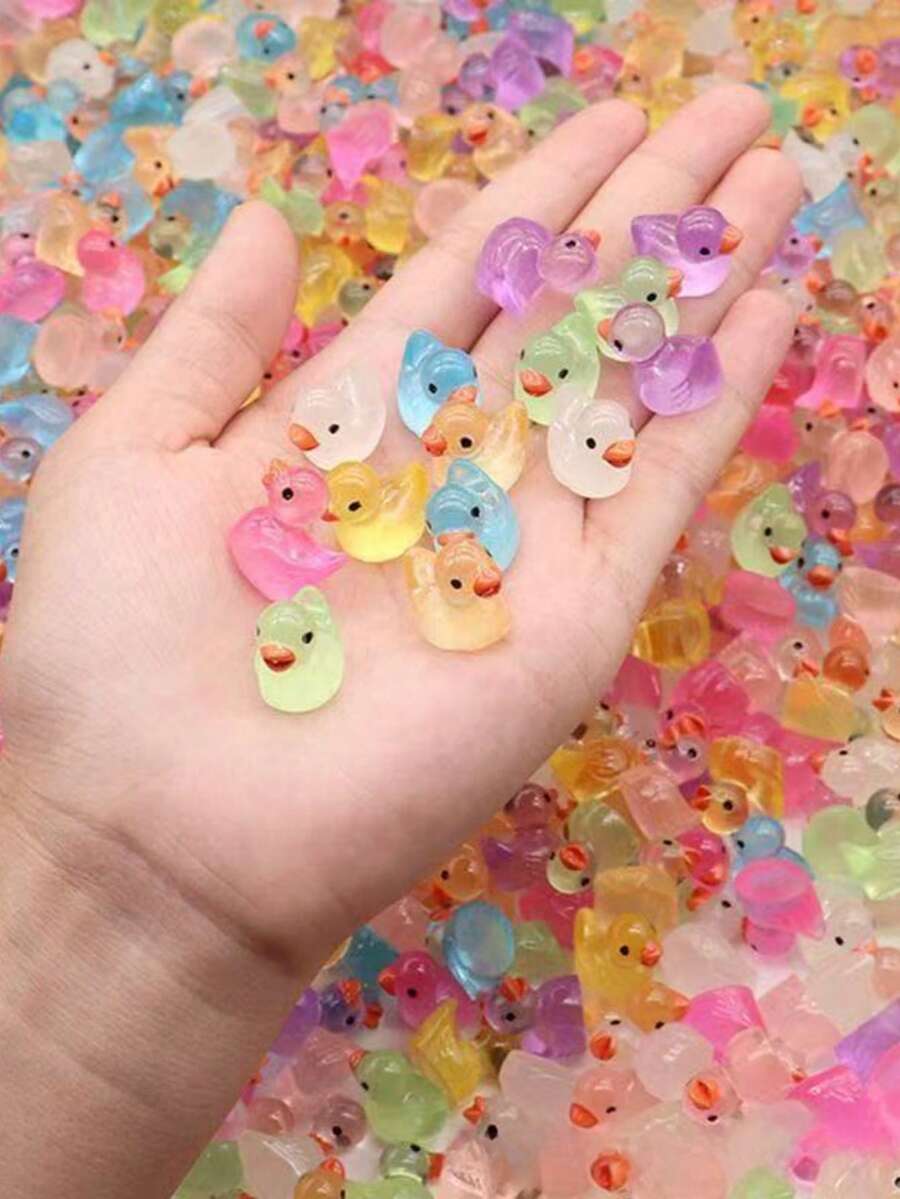 10/30/50 con Vịt nhựa mini phát sáng trong bóng tối, Vịt động vật mini phát sáng, Đồ chơi mini, Phụ kiện trang trí thủ công, Vịt phát sáng trong bóng tối, Thích hợp làm quà tặng ngày lễ, Quà tặng tất, Quà tặng tiệc tùng, Trò đùa, Vườn cảnh quan, Trang trí máy tính để bàn, Trang trí xe hơi, Cảnh quan siêu nhỏ, Trang trí vườn, Đồ trang trí cảnh quan, Móc khóa, Vòng cổ, Cảnh quan rêu, Đồ trang trí phát sáng trong bóng tối, Đồ trang trí bể cá, Phụ kiện túi mù, Kẹp tóc & Ghim - Nhiều màu - Xem 1