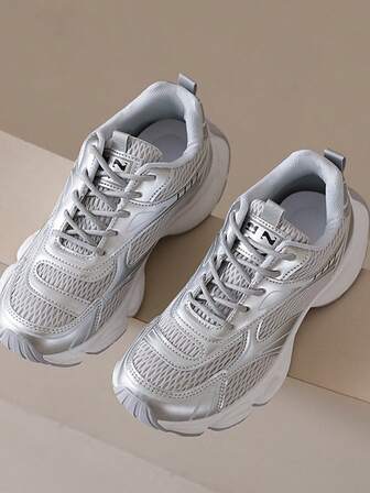 撞色纯色学院风休闲女鞋春秋新款复古厚底运动鞋，皮革与网布拼接透气网面鞋，厚底坡跟休闲运动鞋，多功能系带银白色户外平底跑步鞋