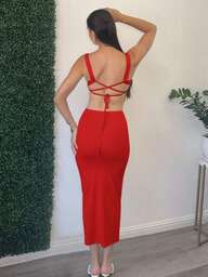 Vestido Longo Justo com Decote Quadrado e Fenda Discreta