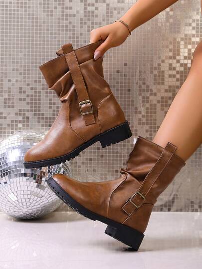 西部风情搭扣假日圆头褶皱靴，复古英伦风超大码时尚百搭粗跟女靴，秋冬款