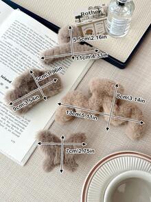 FURDANXINYI 4 pinzas para el pelo de felpa de color liso, serie otoño/invierno - Surtidas. Elegantes pinzas extragrandes de felpa con forma de bola - Adorables y cómodos accesorios esenciales para el invierno. Combinan con pinzas para la nuca, ideales para San Valentín y Año Nuevo. Pinzas para el pelo con forma de garra, accesorios para el pelo de invierno, pinzas informales.