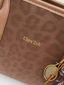 Túi xách nhung họa tiết da báo với tông màu nâu hoang dã * Dây xích kim loại; Khám phá vẻ đẹp hiện đại đô thị -- Mặt dây chuyền thắt nút dây thừng * Thiết kế dây đeo đôi; Bộ phụ kiện thể hiện triết lý cân bằng giữa sự hoang dã và thanh lịch. Phần đế nhung nâu sẫm được phủ họa tiết da báo đen. - Nhiều màu - Xem 11