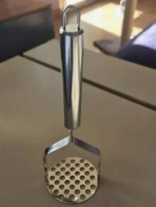 1个不锈钢土豆捣碎器；土豆捣碎器；厨房土豆捣碎器；食物捣碎工具；多功能捣碎铲；不锈钢土豆捣碎器 - 手动手持式厨房榨汁工具，适用于蔬菜、水果，无需充电 - 耐用多功能压碎器，家用和学校用品，手动手持式厨房压力工具，带符合人体工程学的手柄和防滑底座，具有高效的榨汁表面 - 彩色 - 查看 8