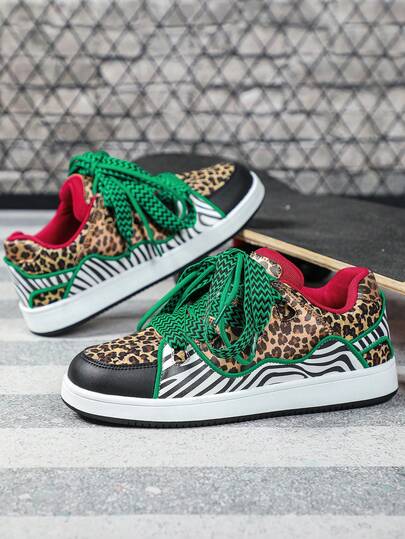 男士休闲运动鞋，采用斑马纹和豹纹拼接设计，舒适轻便，适合所有季节。鞋面采用PU皮革，搭配宽绿色鞋带、织物内衬和耐用百搭的TPR鞋底。时尚滑板鞋。