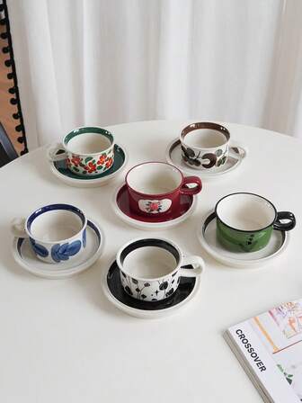 一套复古手绘花卉图案的北欧中世纪风格咖啡杯碟，圆柄设计，精致时尚，是家居装饰和茶具的理想之选。非常适合下午茶、花茶和红茶，也适合咖啡馆和餐厅用作拉花杯。是馈赠佳品。