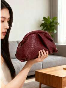 1 chiếc túi xách cầm tay cỡ lớn kiểu dáng tối giản cổ điển, chất liệu giả dệt màu đỏ tía, thiết kế xếp ly hình đám mây, phù hợp cho các bữa tiệc, sự kiện và trang phục hàng ngày. Túi màu đỏ tía thời trang, lấy cảm hứng từ sự nữ tính. - Màu Đỏ Sâu - Xem 7