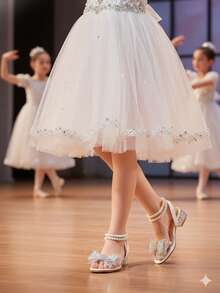 1双新款夏季时尚罗马珍珠装饰高跟凉鞋，女童学生舞蹈表演鞋，适合婚礼、派对、日常穿着，舒适低跟，儿童水晶公主高跟鞋 - 白色 - 查看 4