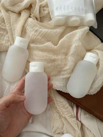 3个60毫升乳液可灌装瓶套装，简约哑光白色旅行洗发水补充装瓶（含收纳袋和标签），塑料护肤爽肤水补充装瓶，便携式挤压化妆品容器套装