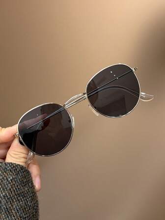 1 pezzo Occhiali di moda per bambini con montatura rotonda retrò in metallo di alta qualità, adatti per bambini e bambine, per feste, viaggi all'aperto, vacanze al mare, accessori fotografici e decorazione per uso quotidiano.