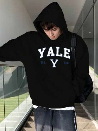 这款青少年男童黑色纽约拱形字母卫衣，饰有醒目的“NYC”标志以及较小的“ALL GIRLS TEAM”和“SPORTS CLUB”字样——非常适合休闲外出、运动或秋冬季日常穿着。