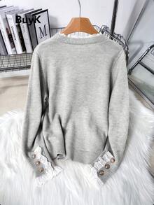 [Tops] BuyK Elegant Lace Trim Crew Neck Long Sleeve Knit Sweater For Women, Fashionable Gold Button Decor Blouse - 灰色 - 查看 2