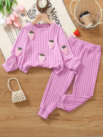 两件套女童草莓图案长袖卫衣和保暖运动裤套装，春秋季时尚休闲装。