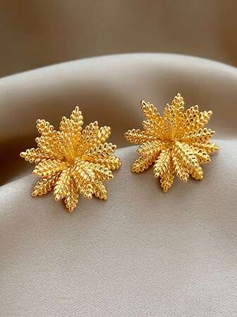 一对优雅的3D立体独特金色花朵设计耳环，简约时尚精致甜美，适合日常佩戴，女士饰品。