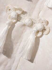 传统标准长度唐装外套，饰有精美刺绣和流苏纽扣前襟