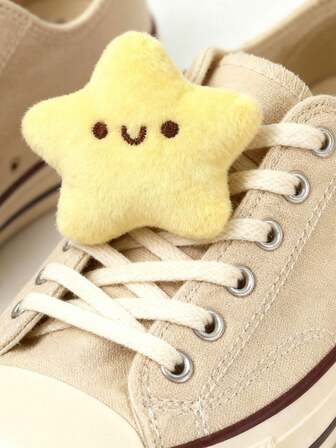 هذه المجموعة المكونة من قطعتين من الوجه الكرتوني المبتسم والنجوم، وهي عبارة عن دبابيس وزخارف للأحذية، تتميز بزهرة قابلة للفصل لتزيين الأحذية والقبعات والحقائب، وهي مناسبة للأحذية الرياضية والأحذية المسطحة والأحذية اليومية.