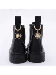 Zawieszka ze stopu cynku w kształcie słońca i księżyca do butów – stylowy dodatek do botków ze skóry ekologicznej w kolorze czarnym z wisiorkiem w kształcie gwiazdy w odcieniu złota