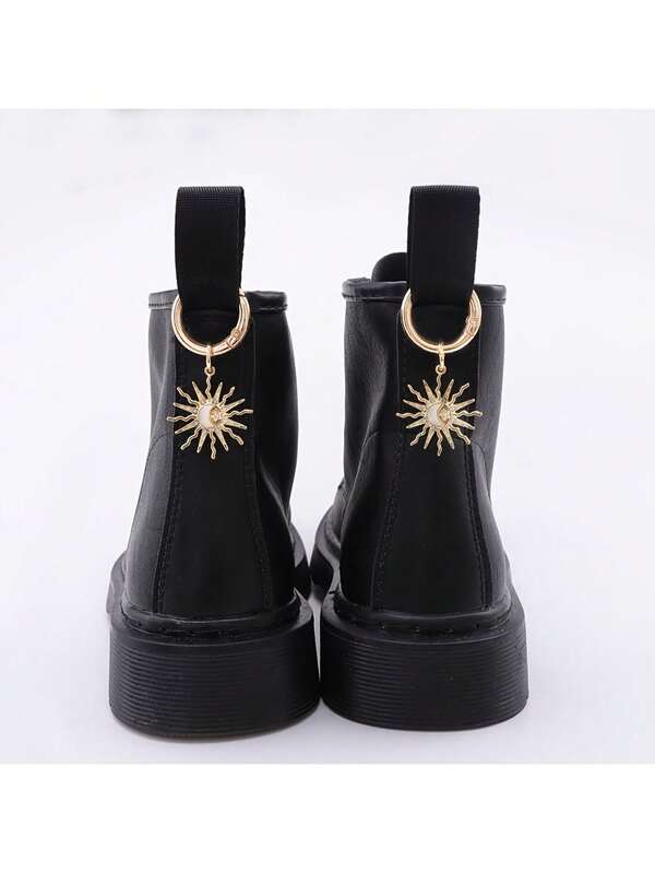 Zawieszka ze stopu cynku w kształcie słońca i księżyca do butów – stylowy dodatek do botków ze skóry ekologicznej w kolorze czarnym z wisiorkiem w kształcie gwiazdy w odcieniu złota