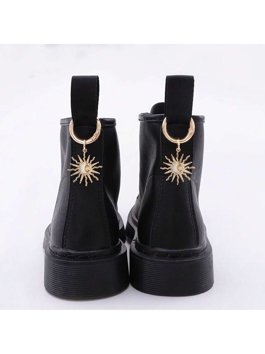 Zawieszka ze stopu cynku w kształcie słońca i księżyca do butów – stylowy dodatek do botków ze skóry ekologicznej w kolorze czarnym z wisiorkiem w kształcie gwiazdy w odcieniu złota