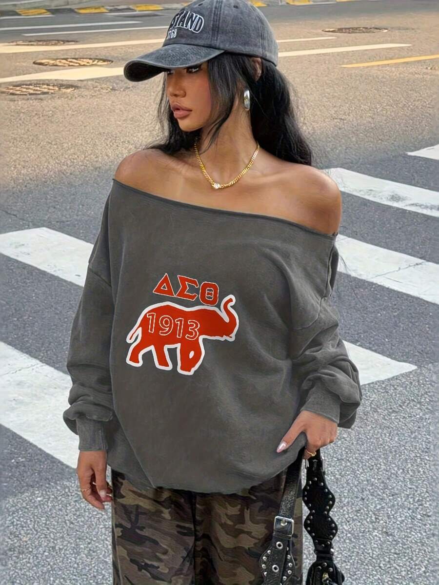 Women's Black Off - The - Shoulder Sweatshirt With Red Elephant Graphic And 'ΔΣΘ 1913' Letters, Gray 'LAND' Cap, Camouflage Pants, Gold Jewelry, Studded Black Handbag - Casual Crosswalk - Ready Outfit-Women's Winter Outfits: Elegant Conjunto De Mujeres + Flowy Top, Blusas & Top -Women's Long Sleeve Casual Pullover Top, Loose Fit, Comfortable And Stylish, Perfect For Spring Autumn Winter, Suitable For Daily Wear, Vacation, Party, Gift For Girlfriend Wife Female Friends-Slouchy Off Shoulder Sweatshirt - Xám - Xem 1