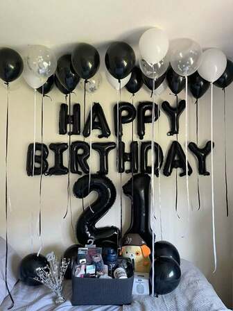 一套生日派对装饰套装包含“生日快乐”横幅、乳胶气球、心形气球和气球配件。适用于生日派对、婚礼派对背景、情人节和新年装饰。