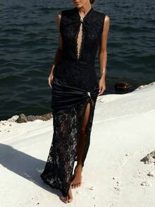 Vestido longo elegante estilo cheongsam com gola mandarim, sem mangas, decote profundo e sensual, cintura marcada, fenda na barra e detalhes em renda floral preta. Ideal para o Natal, Dia de Ação de Graças, Dia dos Namorados, Ano Novo, festas de fim de ano e outras ocasiões especiais.