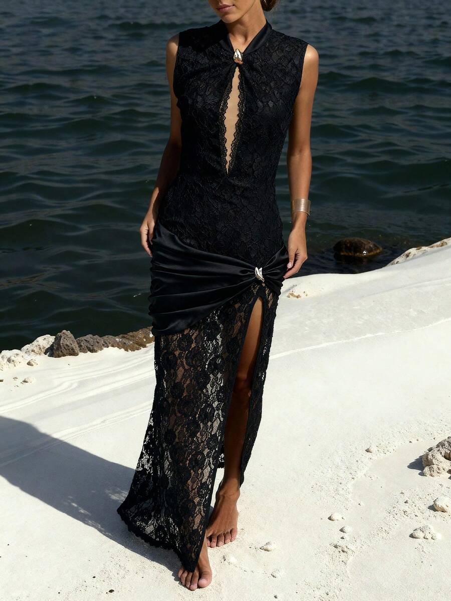 Vestido longo elegante estilo cheongsam com gola mandarim, sem mangas, decote profundo e sensual, cintura marcada, fenda na barra e detalhes em renda floral preta. Ideal para o Natal, Dia de Ação de Graças, Dia dos Namorados, Ano Novo, festas de fim de ano e outras ocasiões especiais.