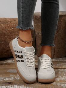 女士PU拼接豹纹撞色圆头平底防滑系带休闲舒适简约运动鞋，适合日常穿着和校园风格 - 灰色 - 查看 4