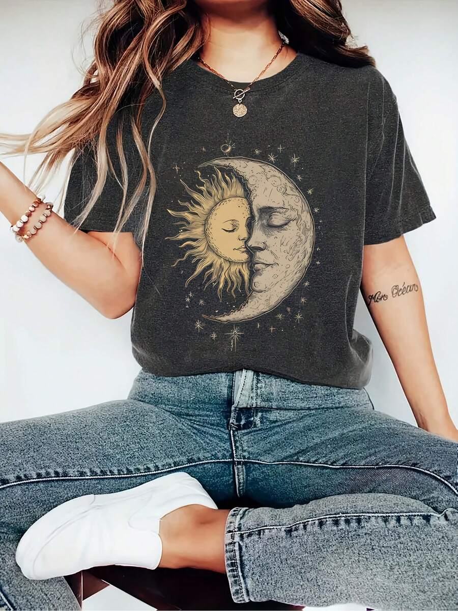 Women's Bohemian Style T-Shirt With Mysterious Moon And Sun Face Pattern Print, Vintage Hippie Style, Short Sleeve Casual Round Neck Top, Perfect Choice For Spring And Summer Women's Fashion 2025 - 黑灰色 - 查看 1