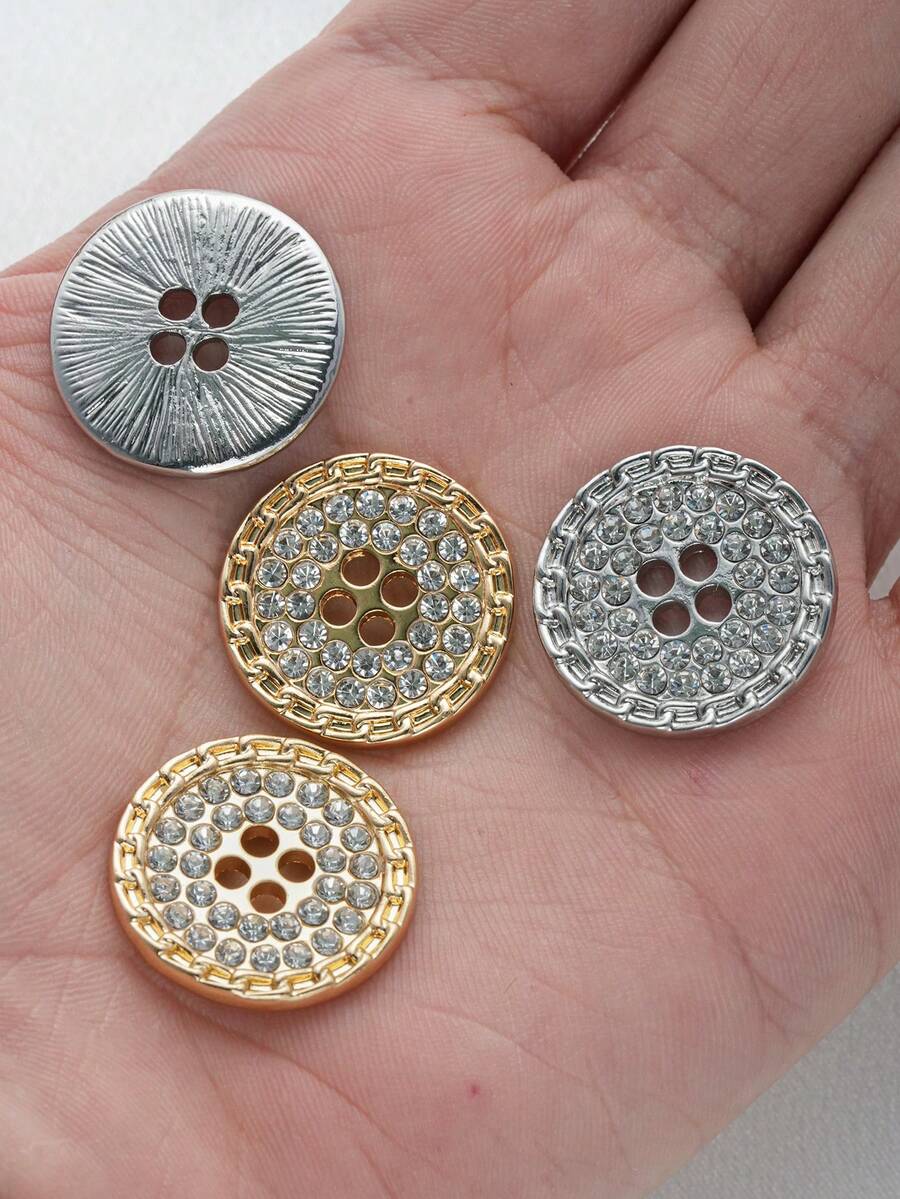 Pacote com 6 botões redondos de metal com strass, ideais para costurar casacos, suéteres, jaquetas, ternos, cachecóis, chapéus e outros acessórios de moda DIY. Cor dourada, 15-25 mm.