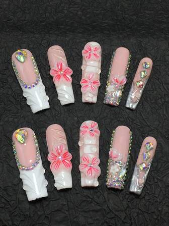 这款10片装手工棺材形美甲贴片套装采用粉色和白色配色，点缀以亮片和水钻，展现出典型的日韩美甲甜美风格。3D立体花朵细节：采用透明/粉色渐变3D雕刻工艺，花瓣纹理细腻，中心镶嵌闪亮水钻。